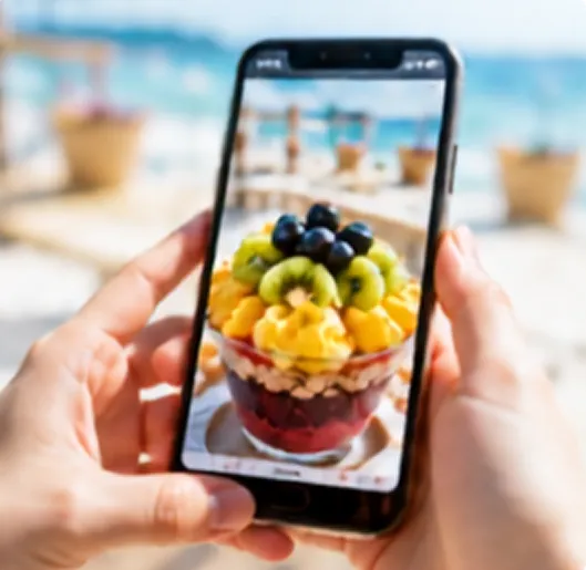 海辺でアサイーかき氷の写真を撮っている様子。